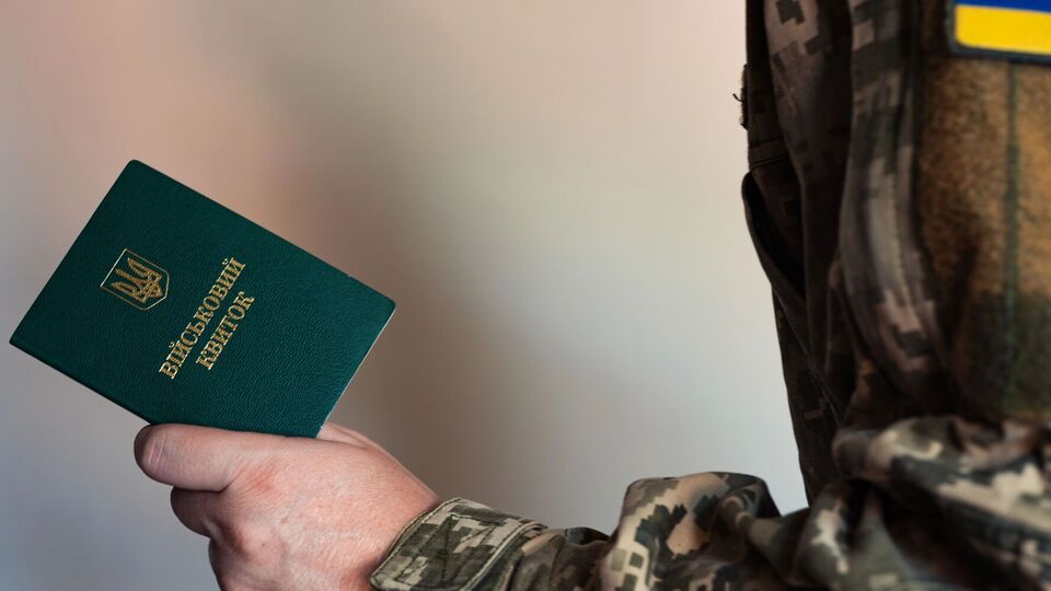 По данным ТЦК, гражданин начал вести себя агрессивно после того, как было обнаружено, что он разыскивается за уклонение от мобилизации