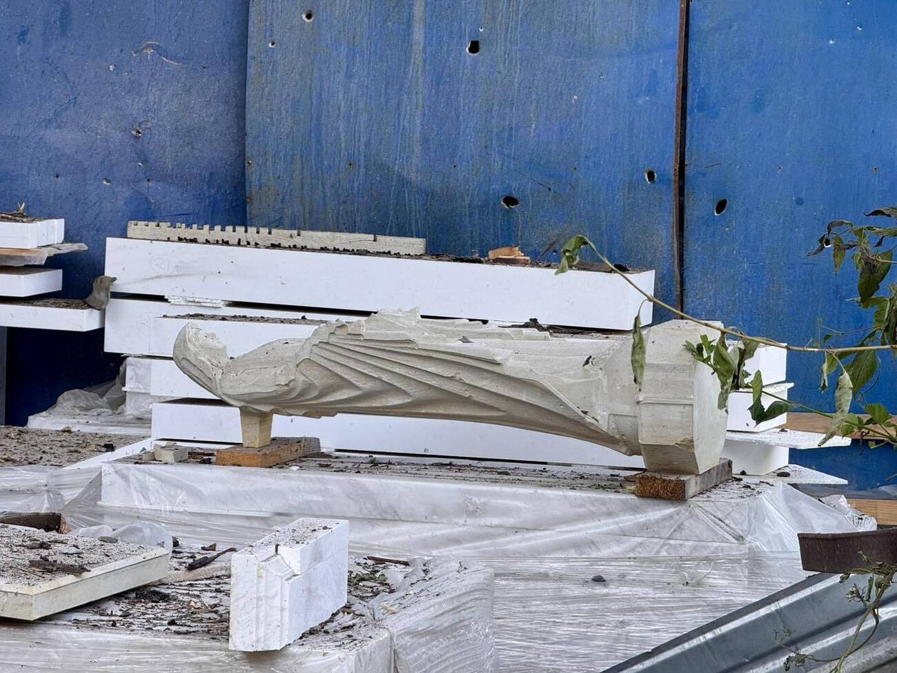 Росіяни розбомбили скульптурну майстерню