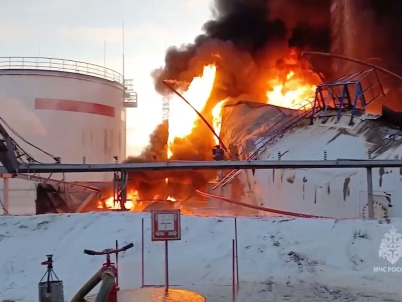 По оценке СМИ, от 15% до 20% производства топлива в России выведено из строя