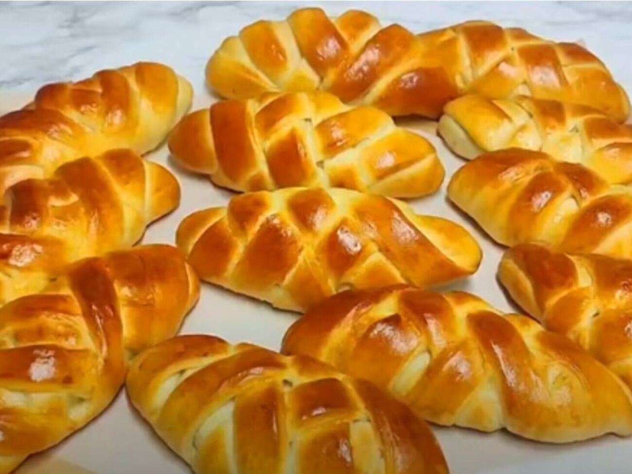 Выпекайте булочки 20 минут при 175 °С