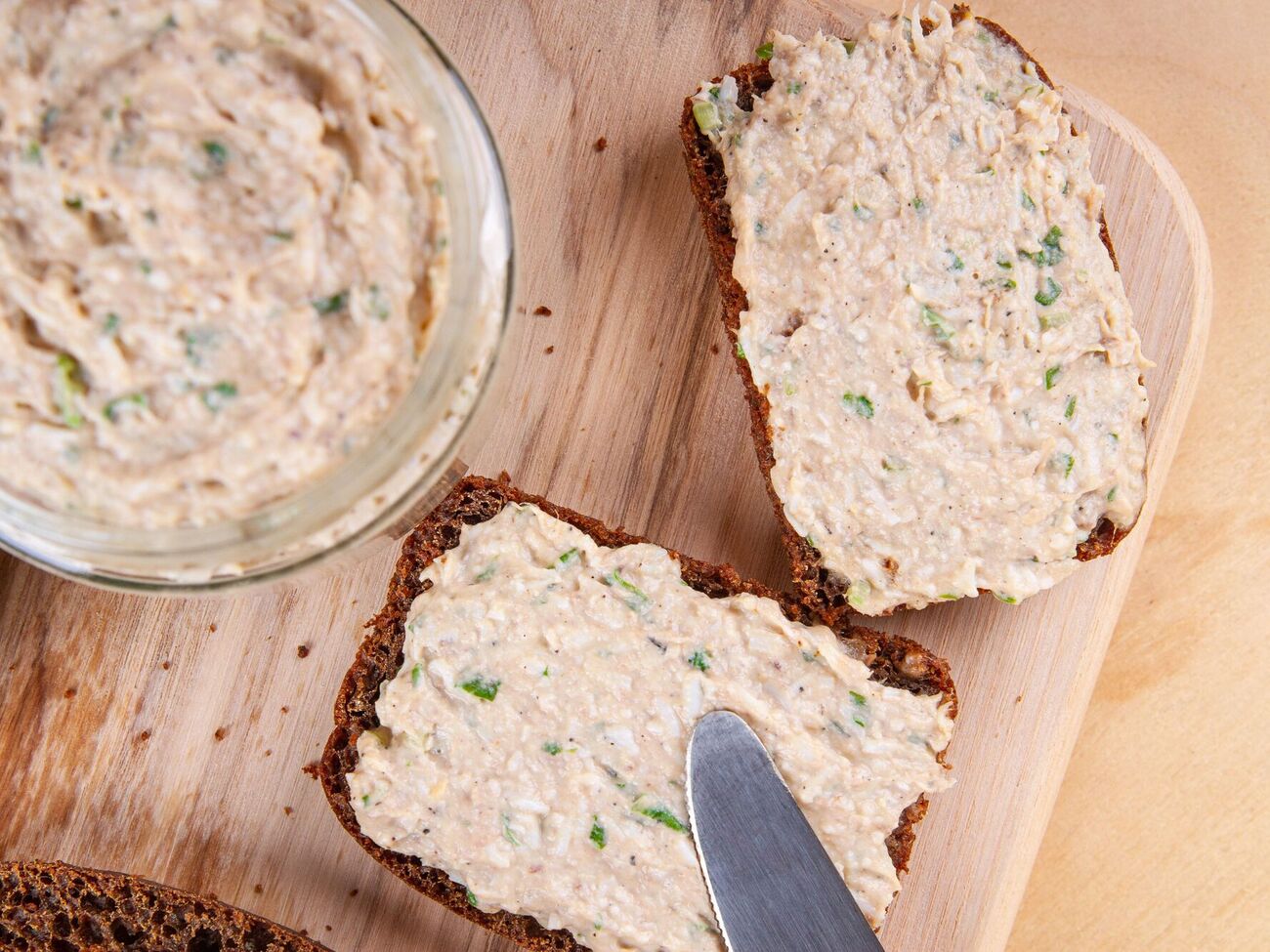 Намазка подается с хлебом