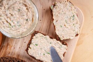 Намазка подается с хлебом