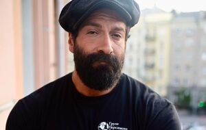 Салем розлучений, має доньку