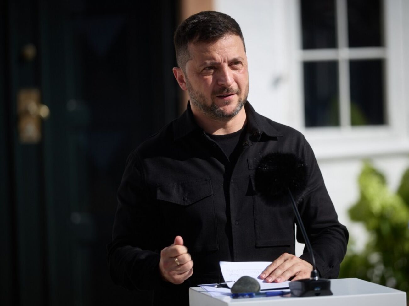 Украине необходимо иметь достаточно возможностей, чтобы защититься от атак РФ, отметил Зеленский