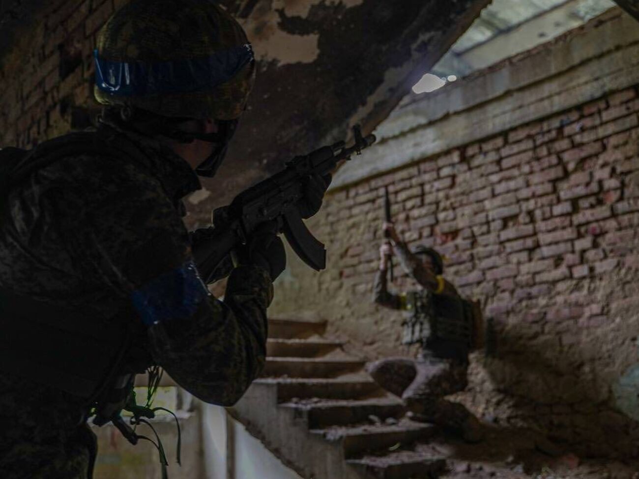 Українські військові зупиняють штурмові групи росіян у Донецькій області