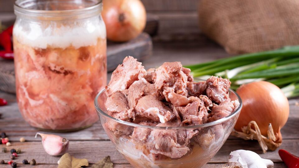 Для тушенки понадобится 400 г свинины