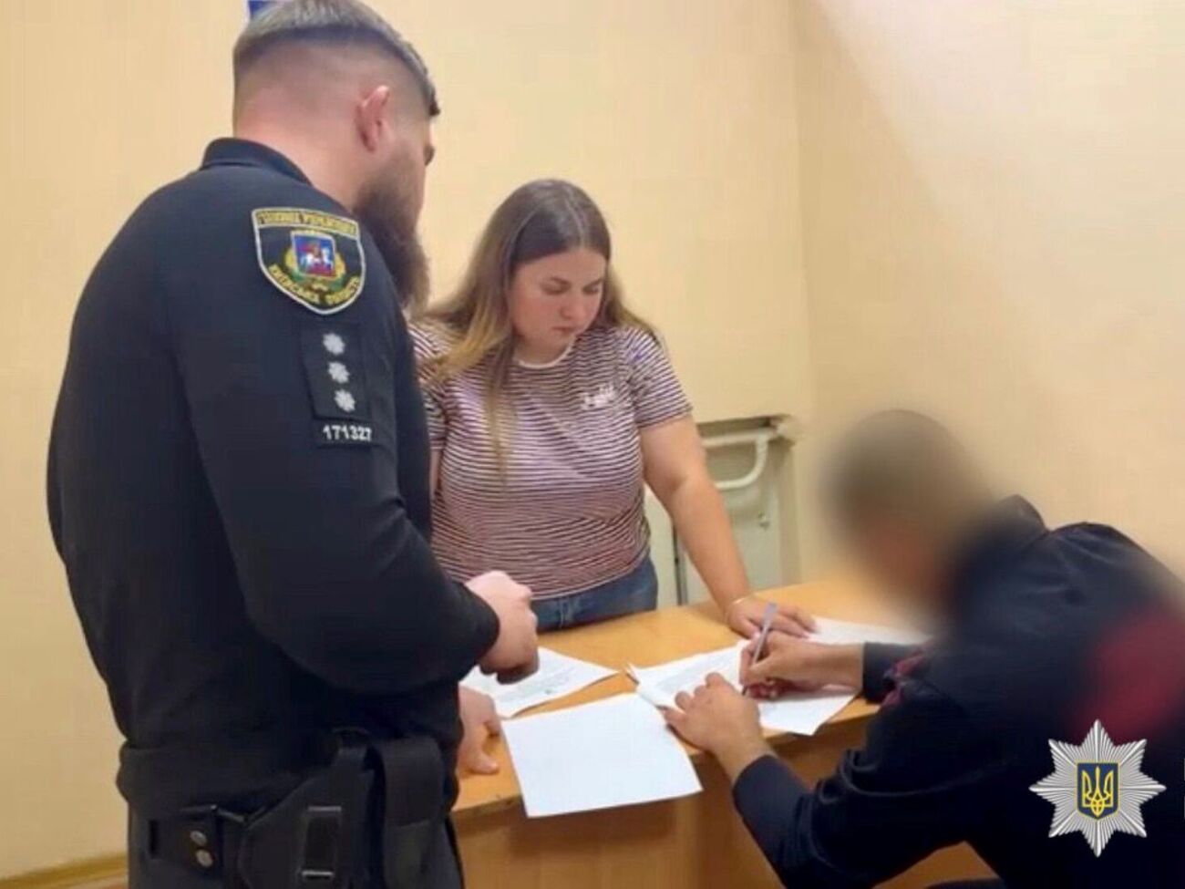 25-річного чоловіка підозрюють у тому, що він спершу поранив ножем сестру у квартирі, а потім ще кілька разів ударив, наздогнавши її в під'їзді