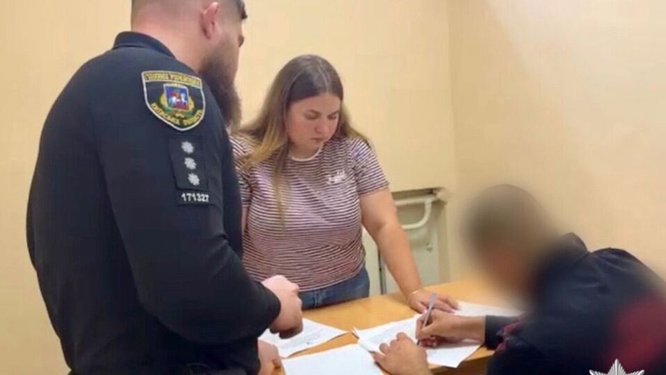 25-річного чоловіка підозрюють у тому, що він спершу поранив ножем сестру у квартирі, а потім ще кілька разів ударив, наздогнавши її в під'їзді