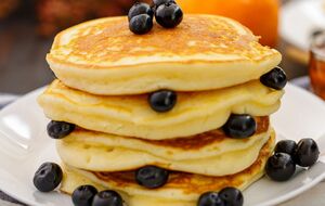 Обжарьте оладьи на среднем огне с обеих сторон