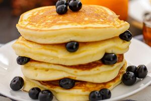 Обжарьте оладьи на среднем огне с обеих сторон