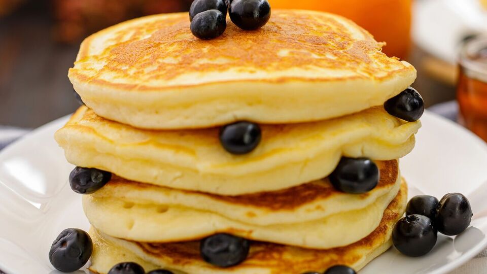 Обжарьте оладьи на среднем огне с обеих сторон