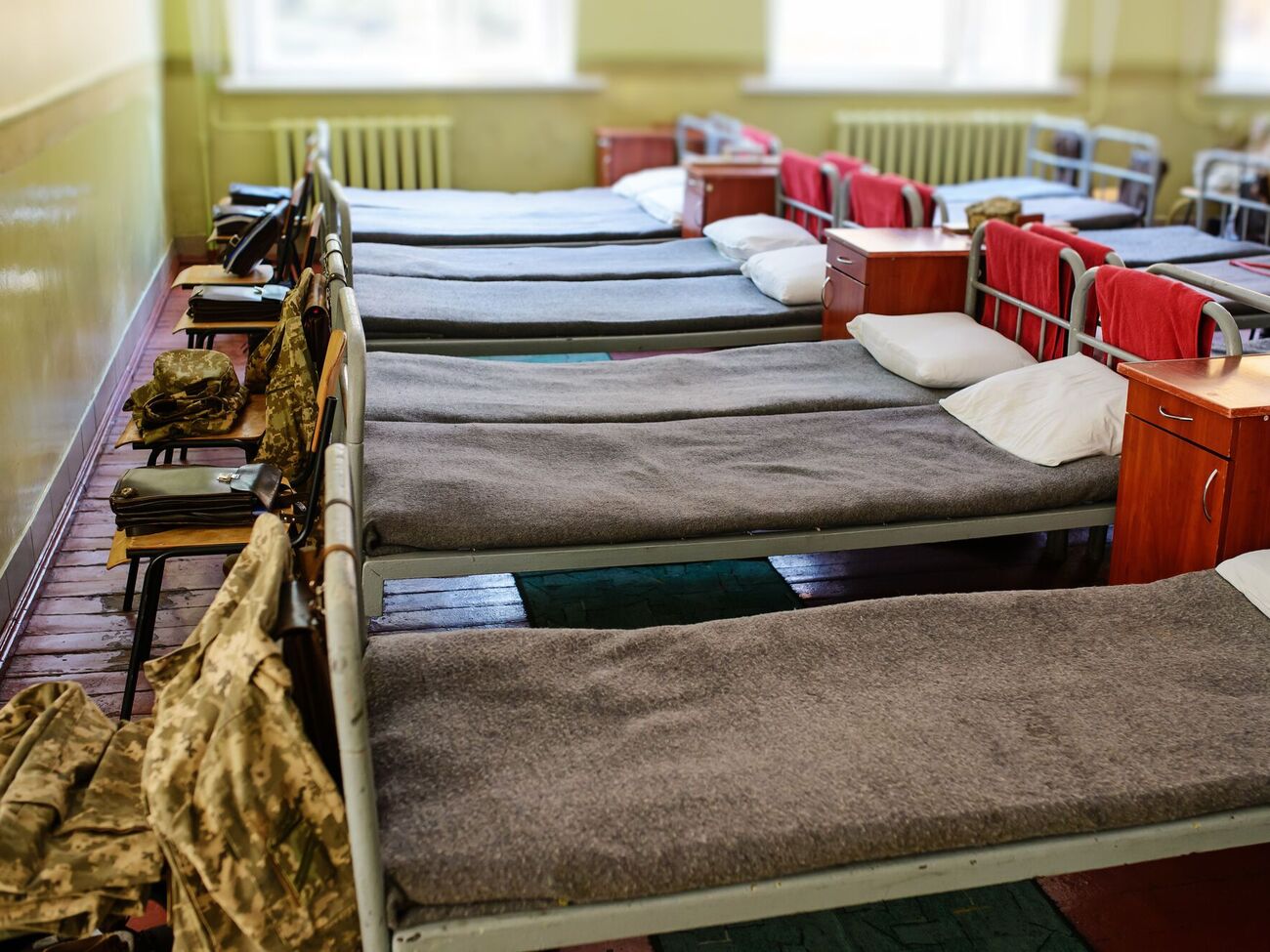 За ліжка для армії переплачували мільйони гривень, стверджують у ДБР