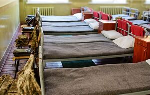 За кровати для армии переплачивали миллионы гривен, утверждают в ГБР