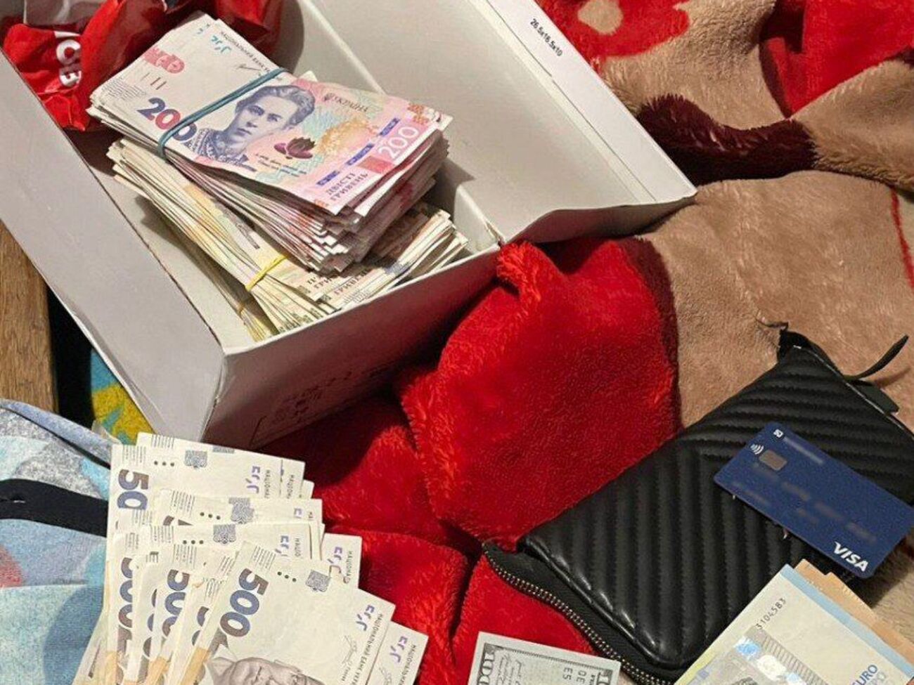 Під час обшуків знайшли готівку, зазначено в релізі