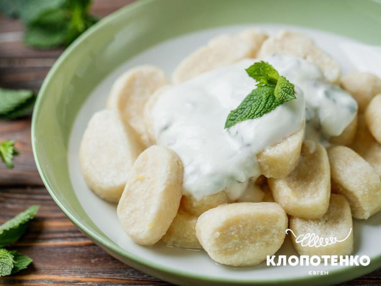 Приготовьте вареники в кипящей воде в течение двух минут после всплытия