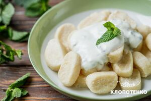 Приготовьте вареники в кипящей воде в течение двух минут после всплытия