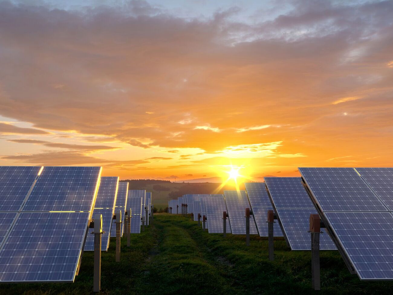 Снижение цен на электроэнергию в сентябре объясняют повышенной генерацией, в частности солнечными электростанциями, отметил Плачков