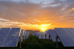 Снижение цен на электроэнергию в сентябре объясняют повышенной генерацией, в частности солнечными электростанциями, отметил Плачков