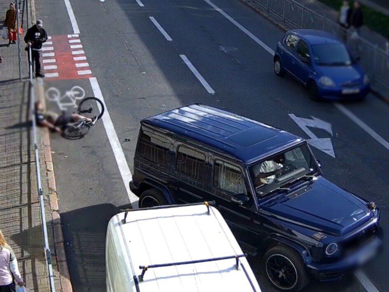 Сейчас пострадавший велосипедист находится в тяжелом состоянии в больнице, отметила полиция