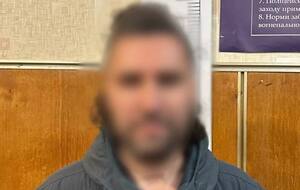 По версии следователей, как пишет СМИ, он поставил ТрО некачественную форменную одежду, не отвечающую техническим условиям