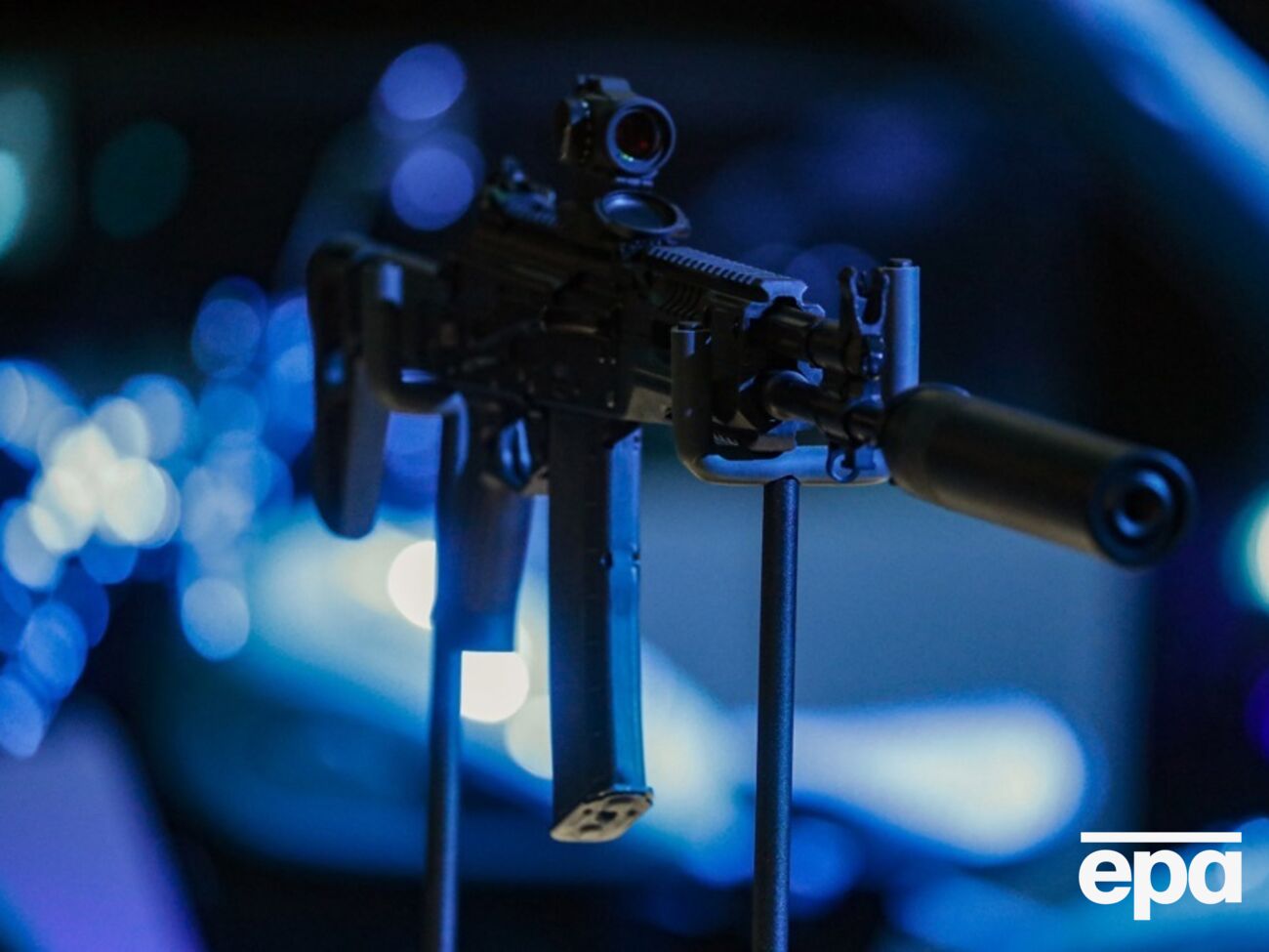 Оружие поступает через порты Сицилии, Калабрии, Греции и Египта