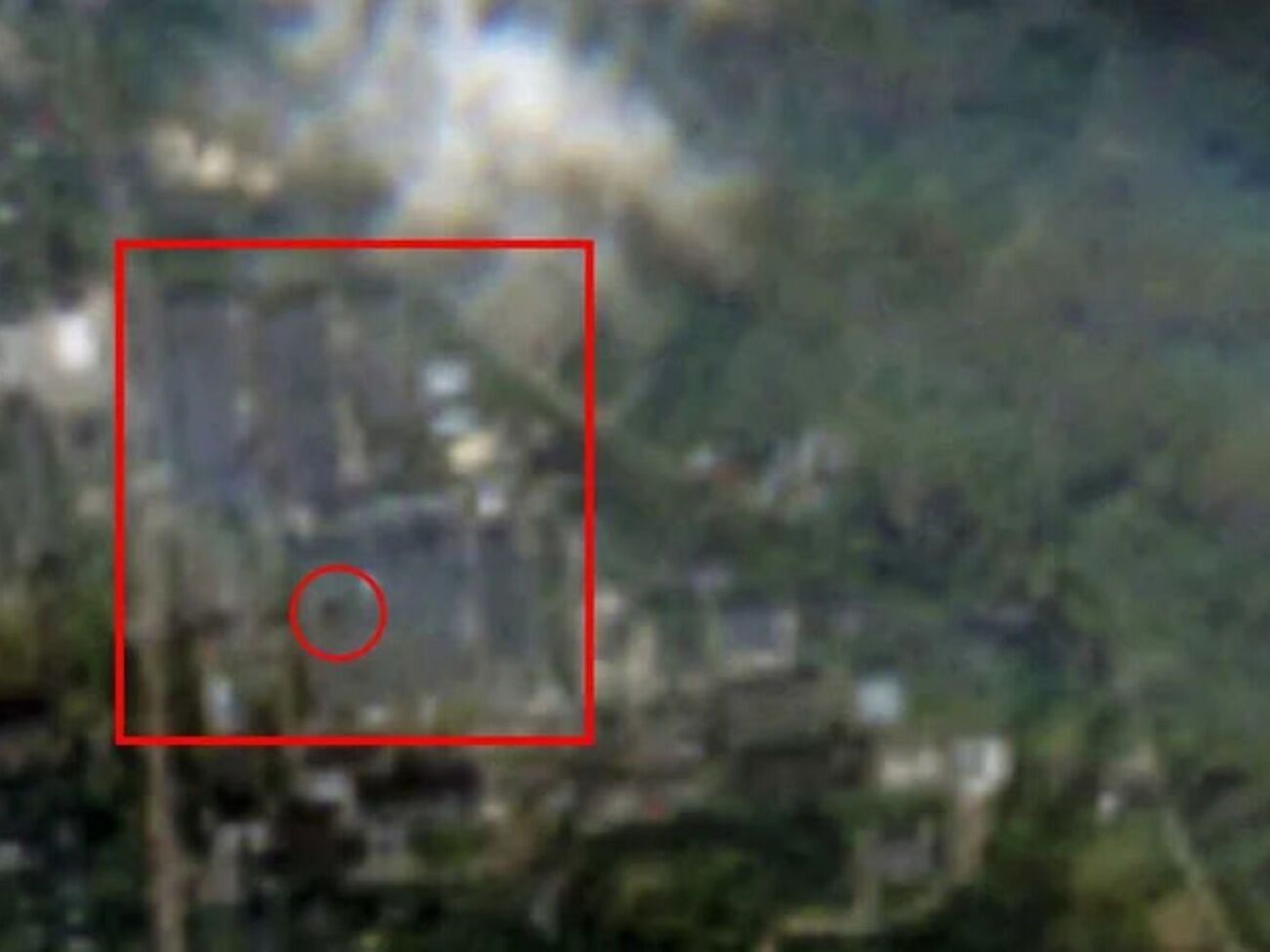 На даху можна побачити великий отвір, якого не було на жодному знімку до 29 вересня, пише NV