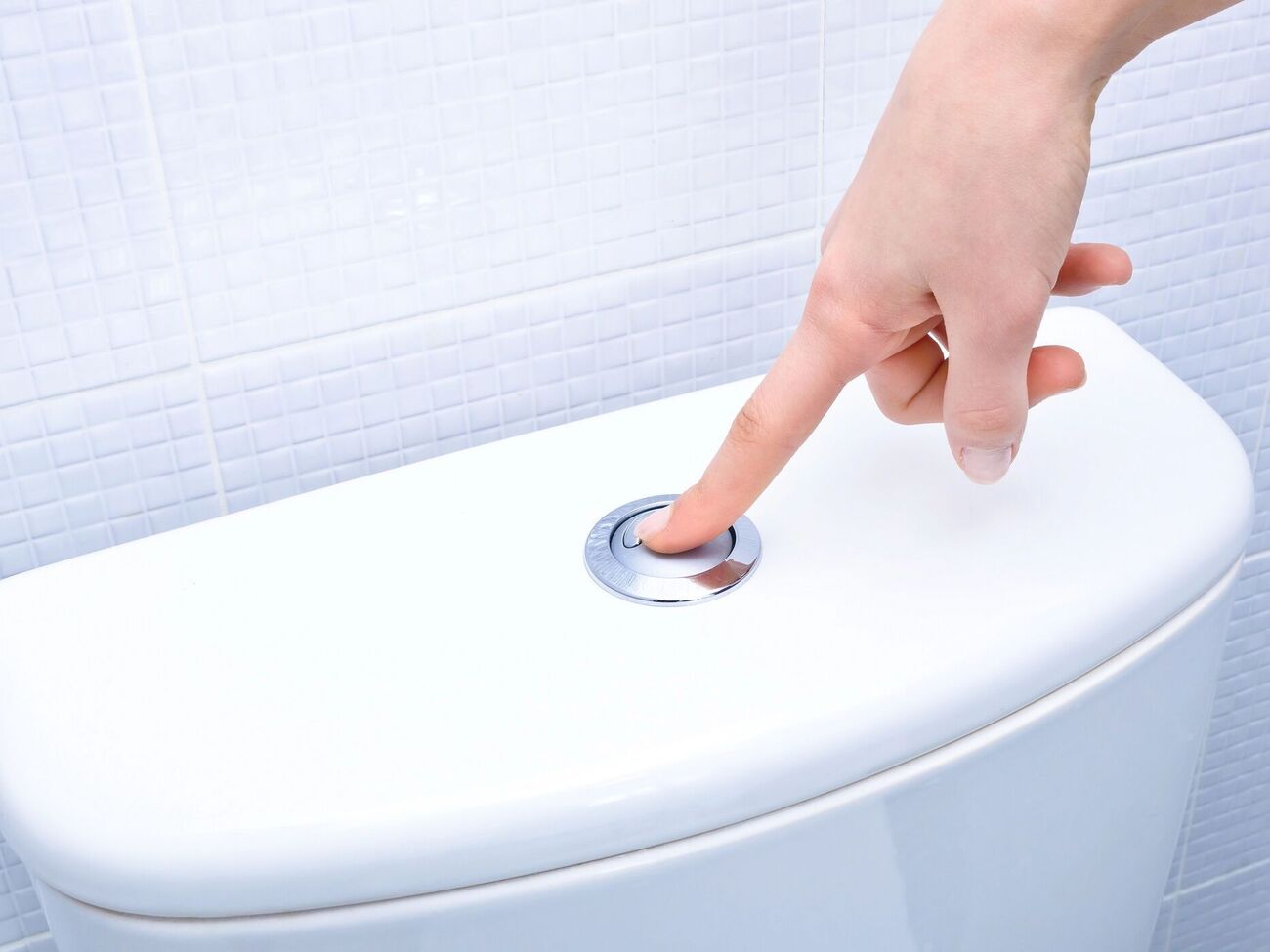 Нужно знать, какую именно кнопку смыва уместно нажимать