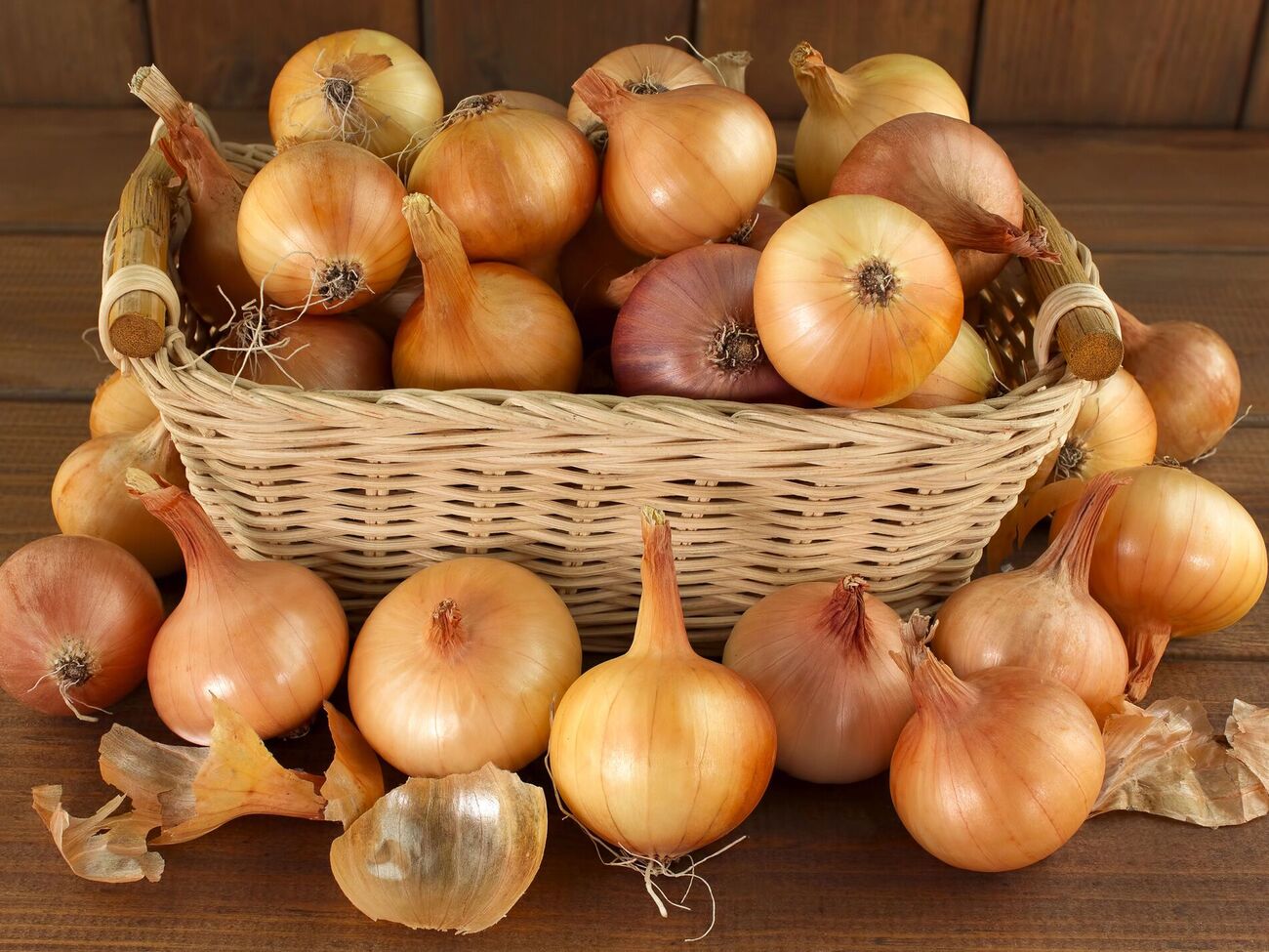 Лук лучше хранить отдельно от других овощей