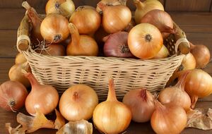 Лук лучше хранить отдельно от других овощей