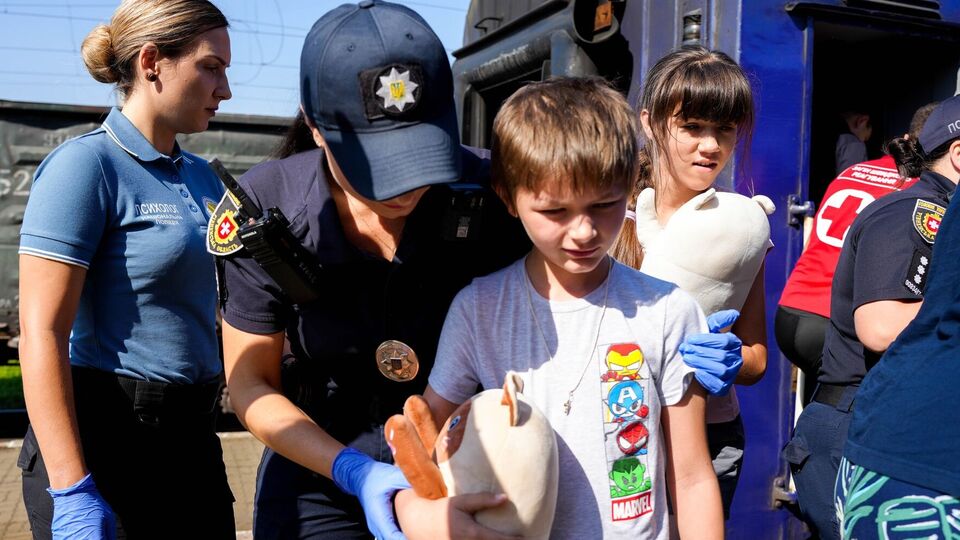 В зоне обязательной эвакуации остаются почти 2 тыс. украинских детей