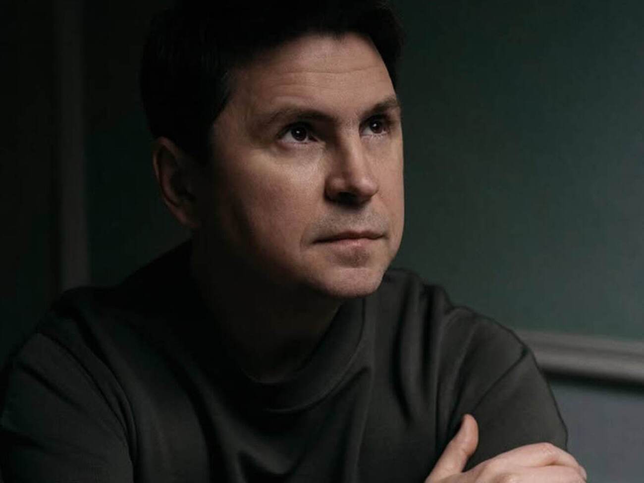 Подоляк объяснил меньшее количество украинских ударов несопоставимостью экономики