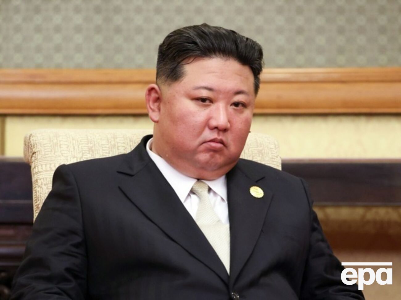 Працівники Північної Кореї ретельно витирали предмети, до яких торкався верховний лідер країни, ідеться у статті