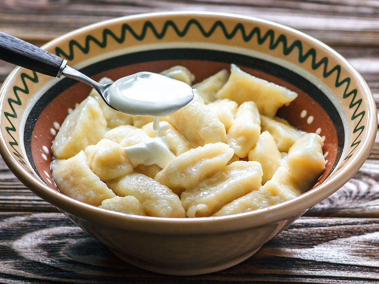 Ленивые вареники подают со сметаной