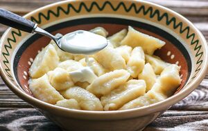 Ленивые вареники подают со сметаной