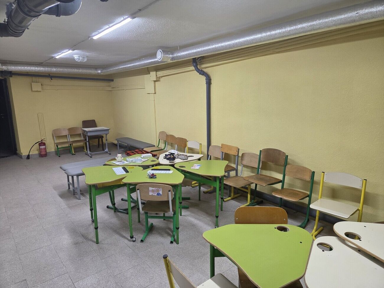 Чиновниця займалася розподілом коштів на шкільні бомбосховища