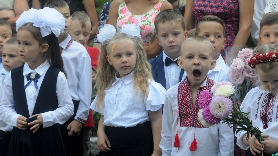 По словам директора, сотрудница школы, загрузившая мелодию из интернета, не дослушала ее до конца