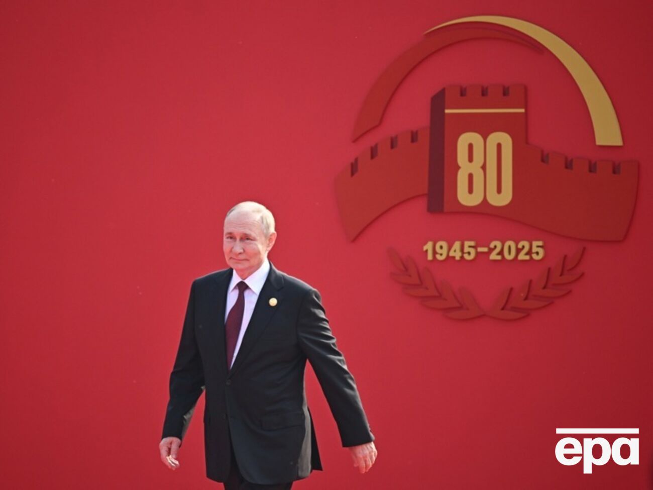 Путин своим поведением пытается показать, что давление на него "вроде бы не влияет", отметил Зеленский