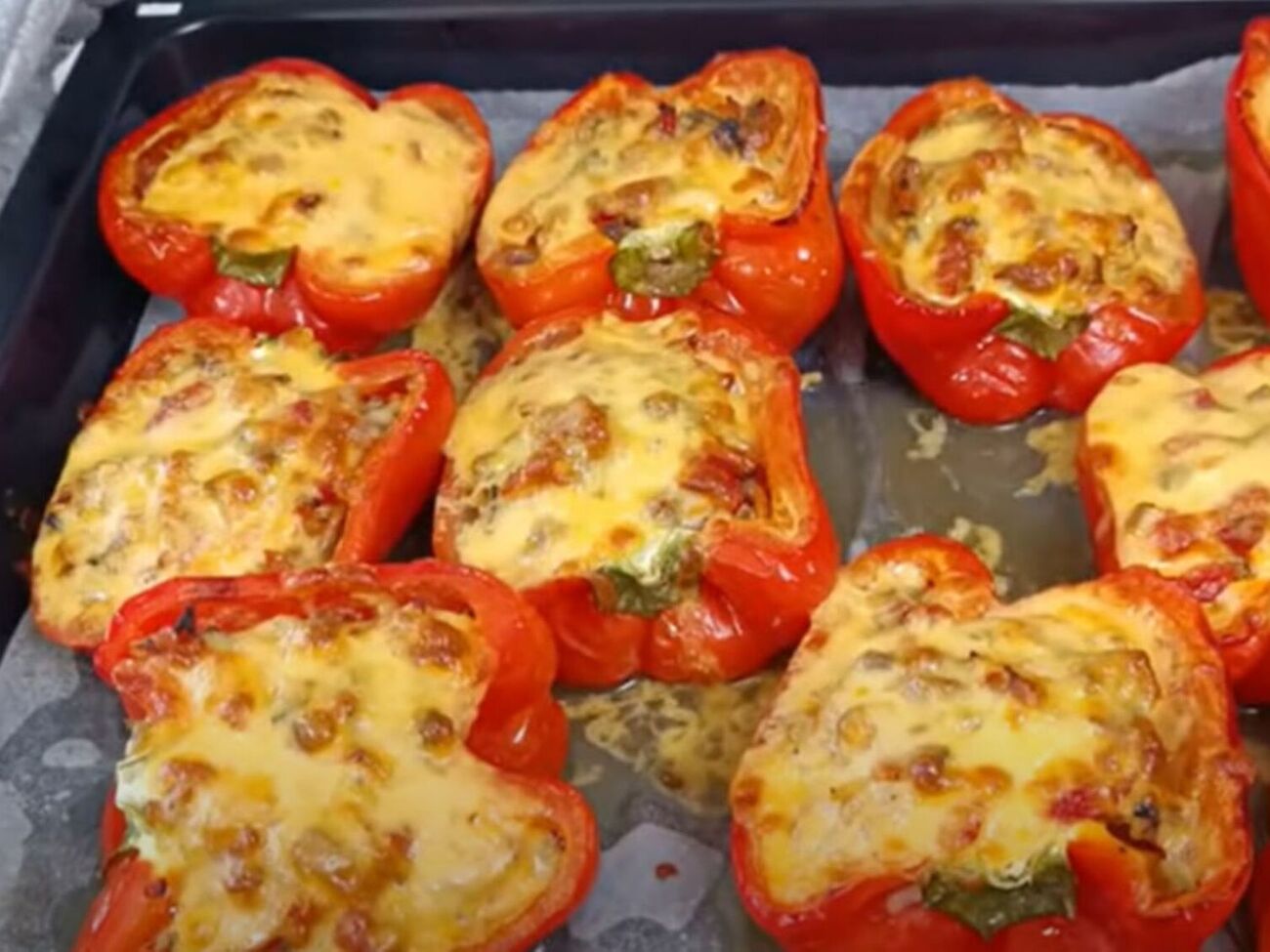 Запекайте перец при 180 °С 35 минут