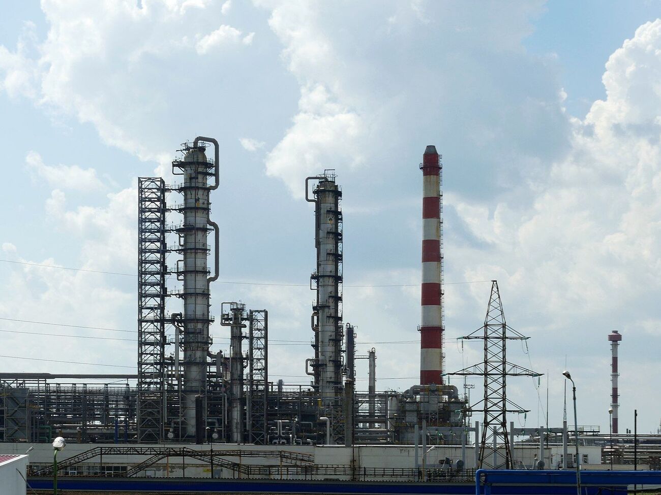 Дроны неоднократно атаковали Рязанский НПЗ