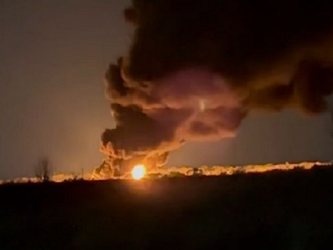 Нефтебазу в Луганске поразили СБС, отметил Мадяр