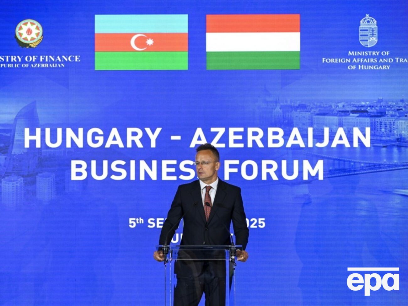 Венгрия не может отказаться от российской сырой нефти, отметил Сийярто