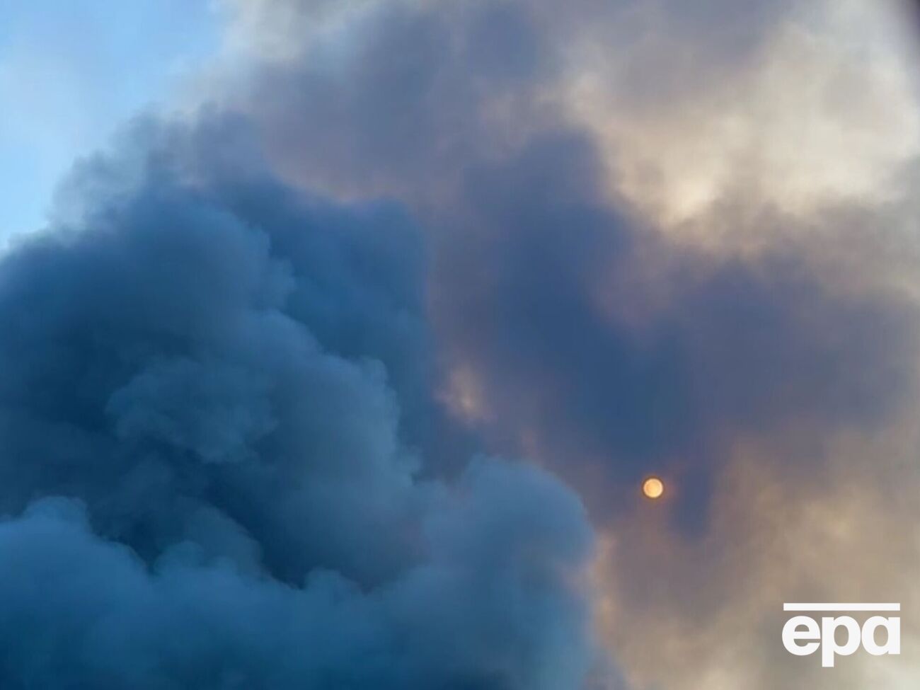 На месте пожара работают пожарные, полиция перекрыла движение