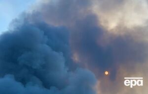 На месте пожара работают пожарные, полиция перекрыла движение