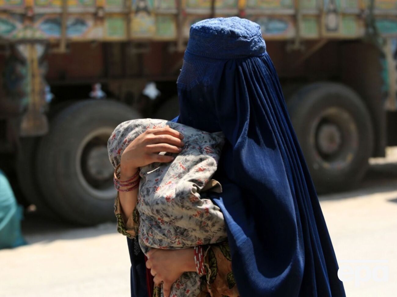 Якщо поруч не було чоловіка-родича, мертвих жінок витягували за одяг, щоб уникнути контакту зі шкірою