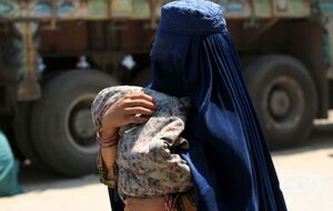 Якщо поруч не було чоловіка-родича, мертвих жінок витягували за одяг, щоб уникнути контакту зі шкірою