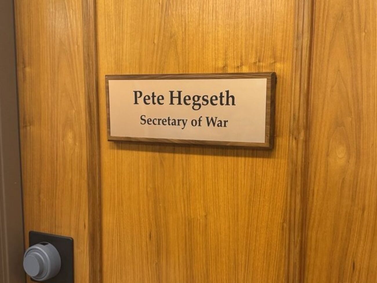 Глава Пентагона уже сменил табличку на кабинете