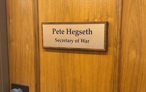 Глава Пентагона уже сменил табличку на кабинете