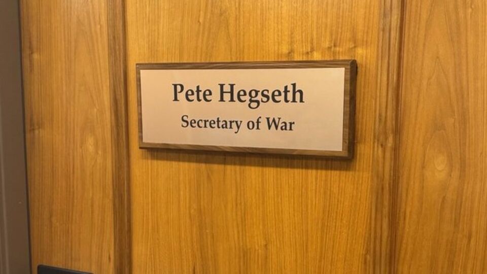 Глава Пентагона уже сменил табличку на кабинете