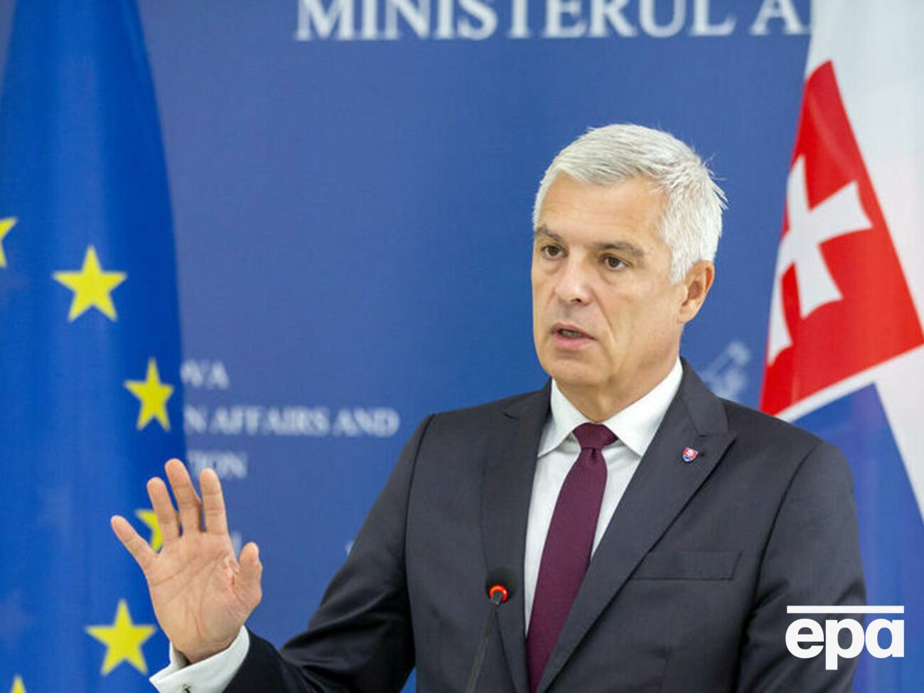 Корчок подчеркнул, что Фицо "понадобилось два года, чтобы понять, что игнорировать соседа в состоянии войны – это против интересов Словакии"