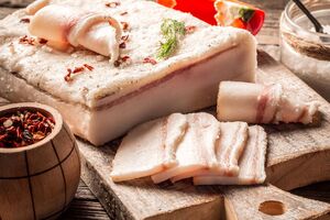 На 1 кг сала понадобится 330 г соли